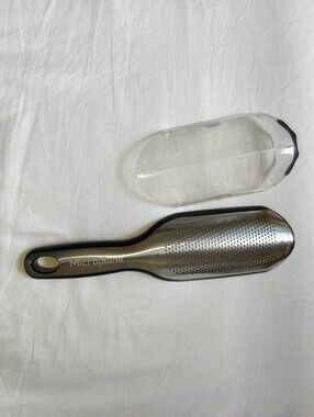 Microplane Elite Series Handheld Grater Zester Ergonomic Soft Touch Grip + Cover